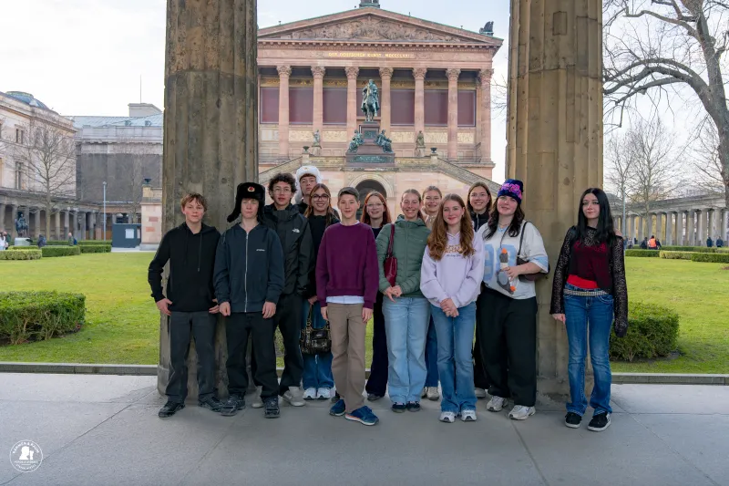 03_2026 Berlin (Foto: rahmenundraum_Stefan Wieske) 03_2026 Berlin: Konfirmandinnen und Konfirmanden in Berlin, Museumsinsel, März 2026 (Foto: rahmenundraum_Stefan Wieske)